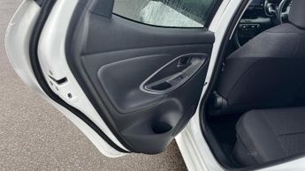 Toyota Yaris 1.5 VVT-h Design E-CVT Euro 6 (s/s) 5dr