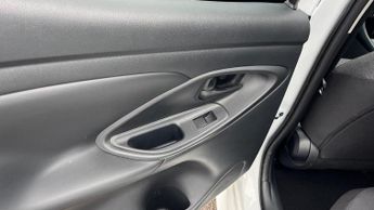 Toyota Yaris 1.5 VVT-h Design E-CVT Euro 6 (s/s) 5dr
