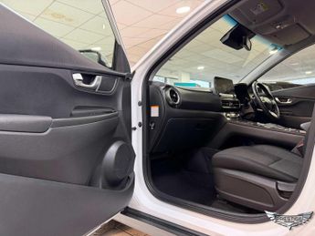 Hyundai KONA 64kWh Premium Auto 5dr (10.5kW Charger)