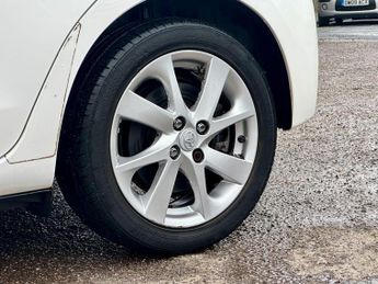 Toyota Yaris 1.5 VVT-h Excel E-CVT Euro 6 5dr (15in Alloy)