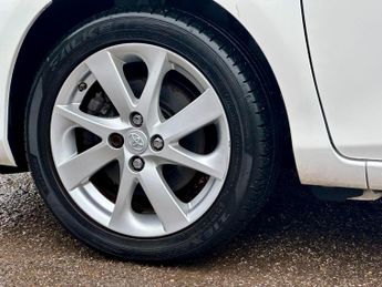Toyota Yaris 1.5 VVT-h Excel E-CVT Euro 6 5dr (15in Alloy)