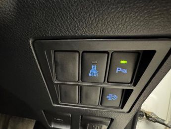 Toyota Hilux 2.4 D-4D Invincible Auto 4WD Euro 6 (s/s) 4dr