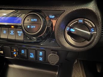 Toyota Hilux 2.4 D-4D Invincible Auto 4WD Euro 6 (s/s) 4dr