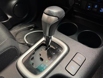 Toyota Hilux 2.4 D-4D Invincible Auto 4WD Euro 6 (s/s) 4dr