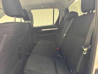 Toyota Hilux 2.4 D-4D Invincible Auto 4WD Euro 6 (s/s) 4dr