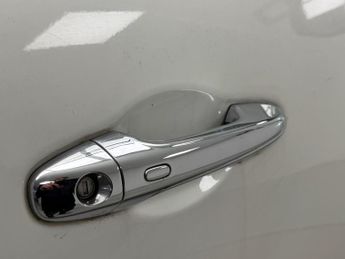 Toyota Hilux 2.4 D-4D Invincible Auto 4WD Euro 6 (s/s) 4dr