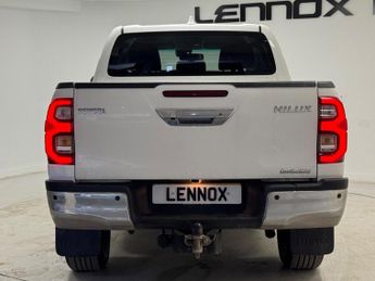 Toyota Hilux 2.4 D-4D Invincible Auto 4WD Euro 6 (s/s) 4dr