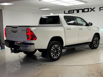 Toyota Hilux 2.4 D-4D Invincible Auto 4WD Euro 6 (s/s) 4dr