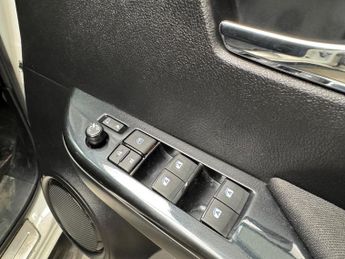 Toyota Hilux 2.4 D-4D Invincible Auto 4WD Euro 6 (s/s) 4dr