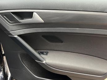 Volkswagen e-Golf 35.8kWh e-Golf Auto 5dr