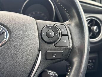 Toyota Auris 1.8 VVT-h Design CVT Euro 6 (s/s) 5dr