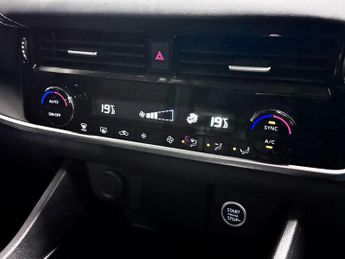 Nissan Qashqai 1.3 DIG-T MHEV Acenta Premium SUV 5dr Petrol Hybrid XTRON Euro 6