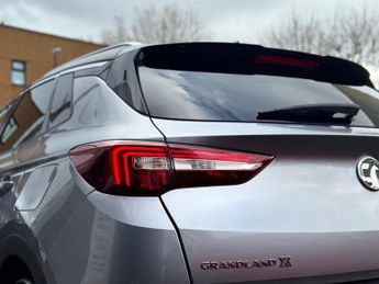 Vauxhall Grandland X 1.6 13.2kWh Business Edition Nav Premium Auto 4WD Euro 6 (s/s) 5
