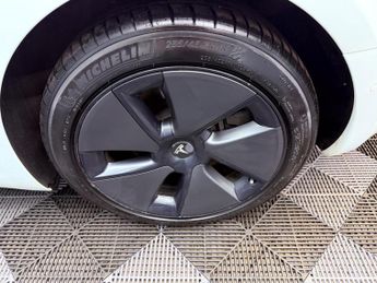 Tesla Model 3 Standard Range Plus Auto RWD 4dr