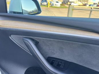 Tesla Model Y (Dual Motor) Long Range Auto 4WDE 5dr