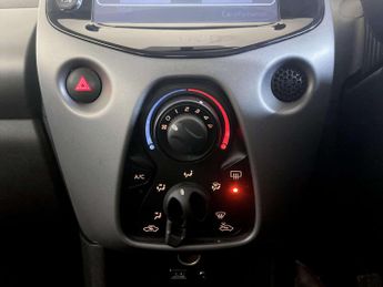 Toyota AYGO 1.0 VVT-i x-play Hatchback 5dr Petrol Manual Euro 6 (71 ps)