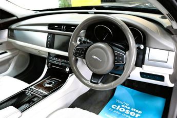 JAGUAR XF 2.0d Portfolio Saloon 4dr Diesel Auto Euro 6 (s/s) (180 ps) +FRE