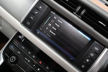 JAGUAR XF 2.0d Portfolio Saloon 4dr Diesel Auto Euro 6 (s/s) (180 ps) +FRE
