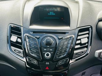 Ford Fiesta 1.0T EcoBoost Zetec Hatchback 3dr Petrol Powershift Euro 5 (100 