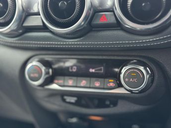 Nissan Juke 1.0 DIG-T N-Connecta DCT Auto Euro 6 (s/s) 5dr