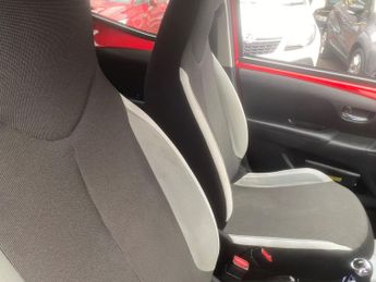 Toyota AYGO 1.0 VVT-i x-play x-shift Euro 6 5dr