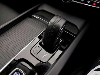 Volvo XC60 2.0 B4 MHEV Momentum SUV 5dr Diesel Hybrid Auto AWD Euro 6 (s/s)