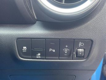 Hyundai KONA 64kWh Premium Auto 5dr (10.5kW Charger)