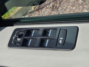 Land Rover Discovery Sport 2.0 TD4 HSE Black Auto 4WD Euro 6 (s/s) 5dr