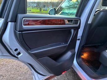 Volkswagen Touareg 3.0 TDI V6 BlueMotion Tech SE Tiptronic 4WD Euro 5 (s/s) 5dr