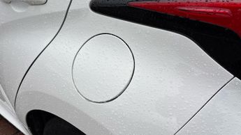 Toyota Yaris 1.5 VVT-h Design E-CVT Euro 6 (s/s) 5dr