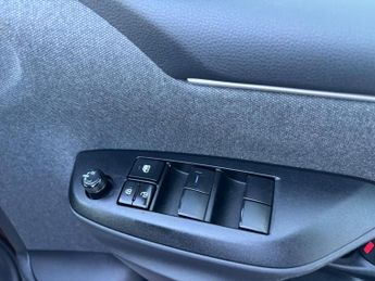Toyota Yaris 1.5 VVT-h Design E-CVT Euro 6 (s/s) 5dr