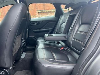 Jaguar F-PACE 2.0 D180 Prestige Auto AWD Euro 6 (s/s) 5dr