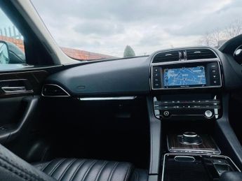 Jaguar F-PACE 2.0 D180 Portfolio Auto AWD Euro 6 (s/s) 5dr