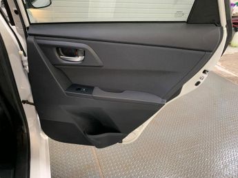 Toyota Auris 1.8 VVT-h Design CVT Euro 6 (s/s) 5dr
