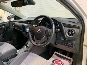 Toyota Auris 1.8 VVT-h Design CVT Euro 6 (s/s) 5dr