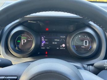 Toyota Yaris 1.5 VVT-h Design E-CVT Euro 6 (s/s) 5dr