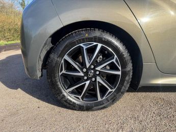 Toyota Yaris 1.5 VVT-h Design E-CVT Euro 6 (s/s) 5dr