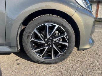 Toyota Yaris 1.5 VVT-h Design E-CVT Euro 6 (s/s) 5dr