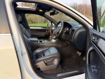 Volkswagen Touareg 3.0 TDI V6 BlueMotion Tech R-Line Tiptronic 4WD Euro 5 (s/s) 5dr
