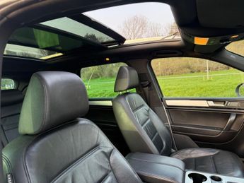 Volkswagen Touareg 3.0 TDI V6 BlueMotion Tech R-Line Tiptronic 4WD Euro 5 (s/s) 5dr