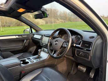 Volkswagen Touareg 3.0 TDI V6 BlueMotion Tech R-Line Tiptronic 4WD Euro 5 (s/s) 5dr