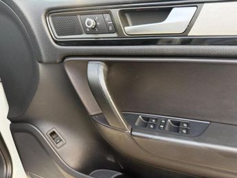 Volkswagen Touareg 3.0 TDI V6 BlueMotion Tech R-Line Tiptronic 4WD Euro 5 (s/s) 5dr