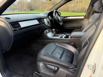 Volkswagen Touareg 3.0 TDI V6 BlueMotion Tech R-Line Tiptronic 4WD Euro 5 (s/s) 5dr