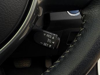 Toyota Yaris 1.5 VVT-h Excel E-CVT Euro 6 5dr (15in Alloy)