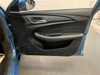 MG MG5 61.1kWh Exclusive Long Range Auto 5dr