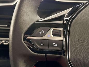 Peugeot E-2008 50kWh Allure Premium SUV 5dr Electric Auto (136 ps)