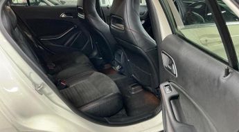 Mercedes-Benz GLA 2.1 GLA200d AMG Line (Premium) SUV 5dr Diesel 7G-DCT 4MATIC Euro