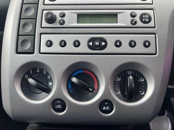 Ford Fiesta 1.6 Ghia 5dr