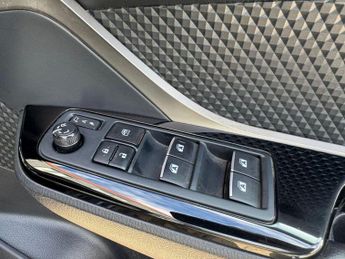 TOYOTA C-HR 1.8 VVT-h Design SUV 5dr Petrol Hybrid CVT Euro 6 (s/s) (122 ps)