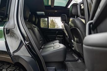 Land Rover Defender 110 3.0 D300 MHEV X-Dynamic HSE SUV 5dr Diesel Auto 4WD Euro 6 (s/s)